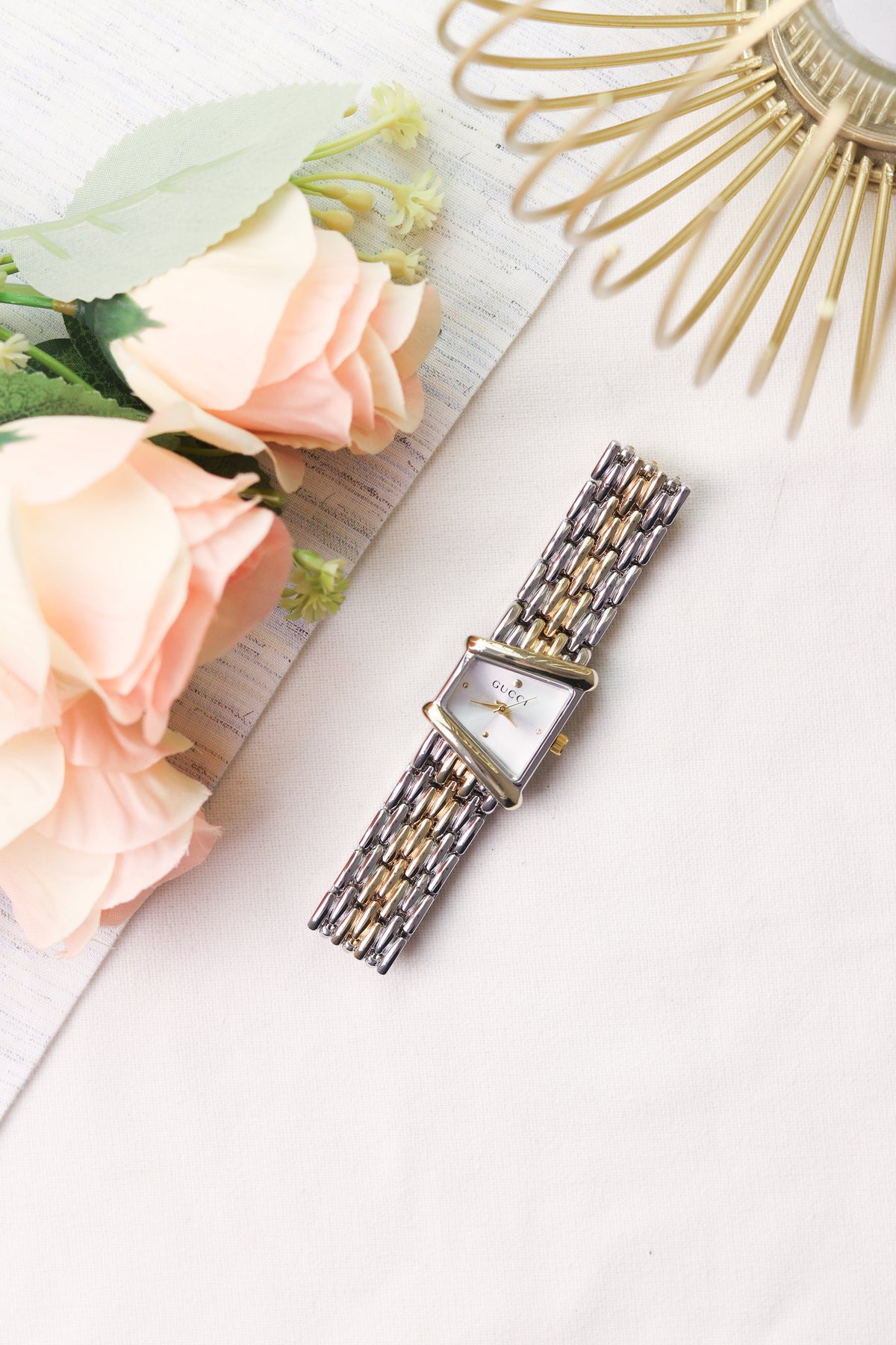 Gucci Elegance Women Watch (Silver)